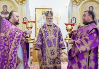 В Неделю 5-ю Великого поста митрополит Герман совершил литургию в Пантелеимоновском храме Курска