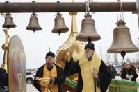Митрополит Герман освятил колокола и кресты на купола для строящегося Свято-Троицкого храма г. Курчатова