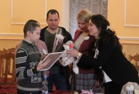 Организаторы благотворительной акции «Белый цветок» вручили денежные сертификаты пяти курским семьям.